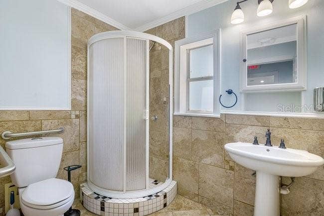 604 N SINCLAIR AVENUE, Tavares, FL 32778 604 N SINCLAIR AVENUE, Tavares, FL 32778