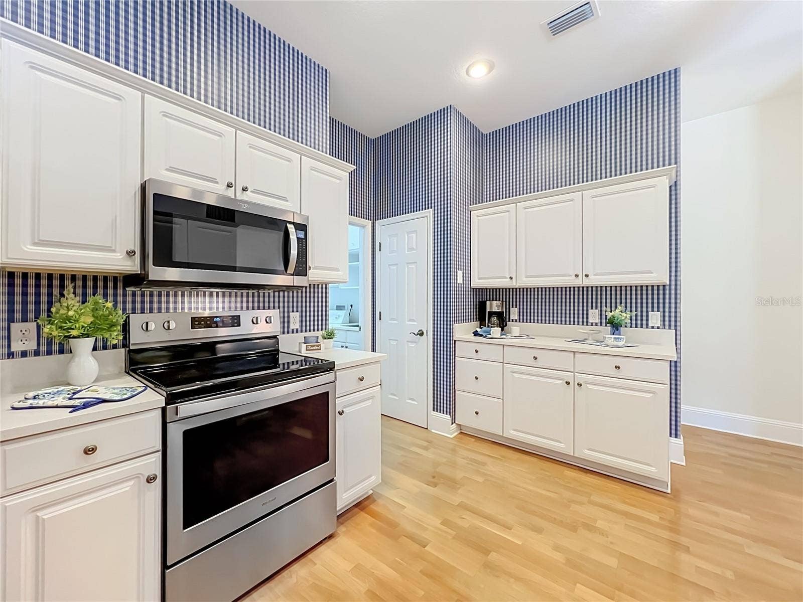 2667 COCHISE TRAIL, Winter Park, FL 32789 NEWER STAINLESS APPLIANCES