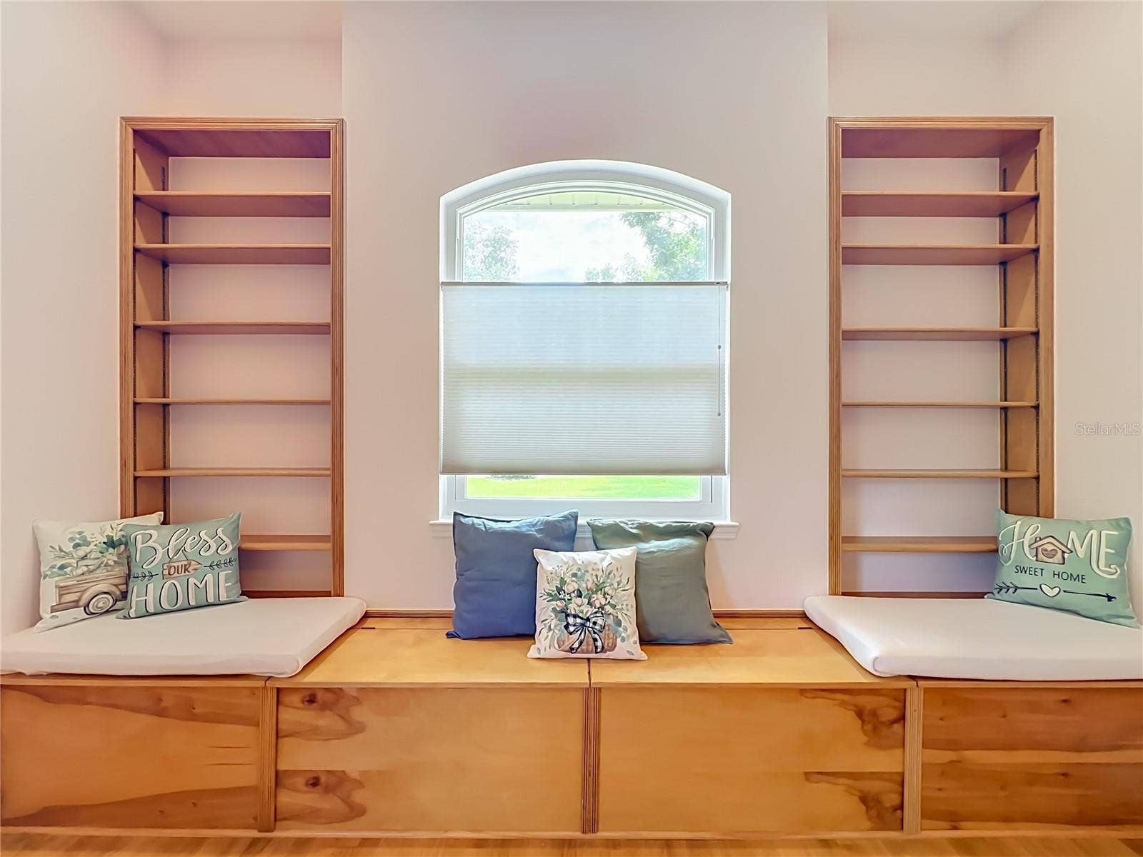2667 COCHISE TRAIL, Winter Park, FL 32789 BUILT N BOOK SHELVING & BENCH SEATING W STORAGE