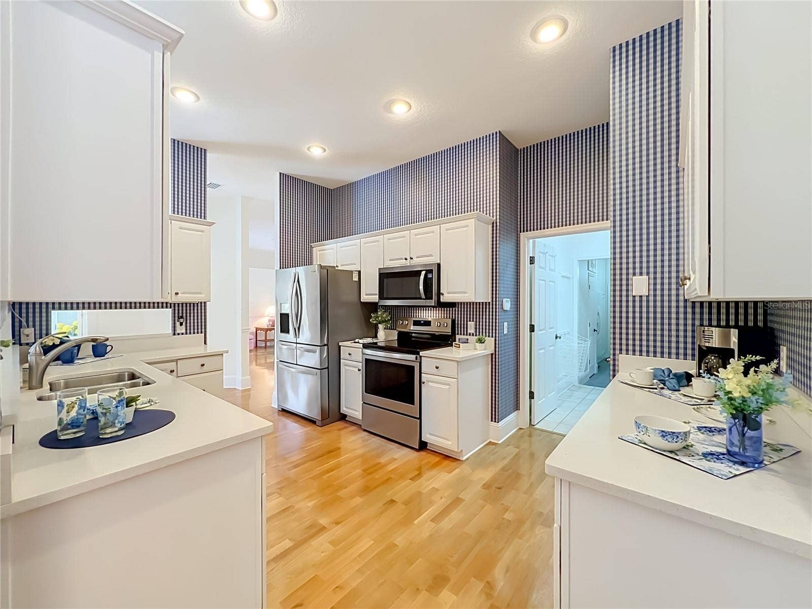 2667 COCHISE TRAIL, Winter Park, FL 32789 SOLID SURFACE COUNTERS