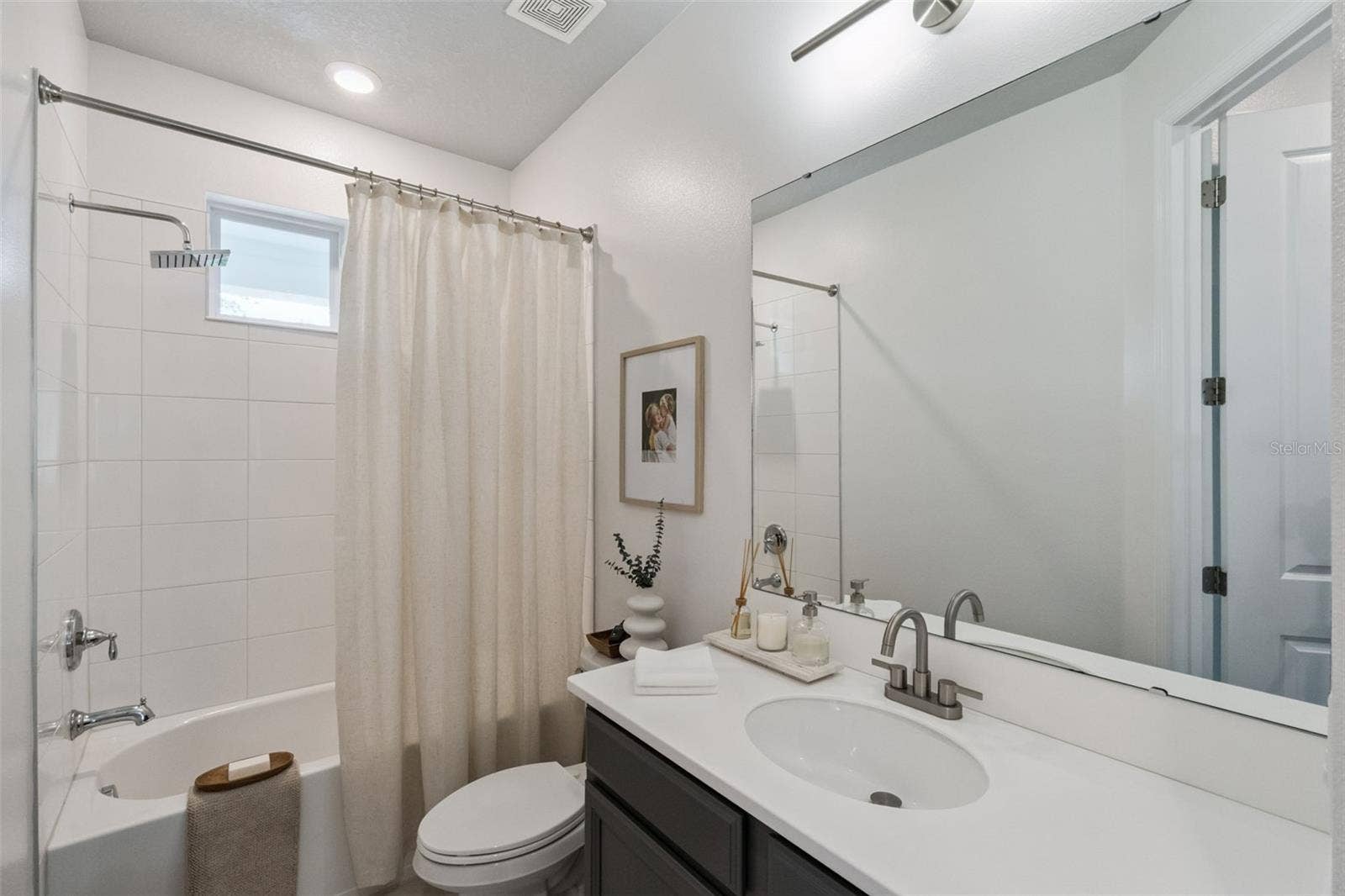 6935 HIGGS ALLEY, Orlando, FL 32827 Bath2