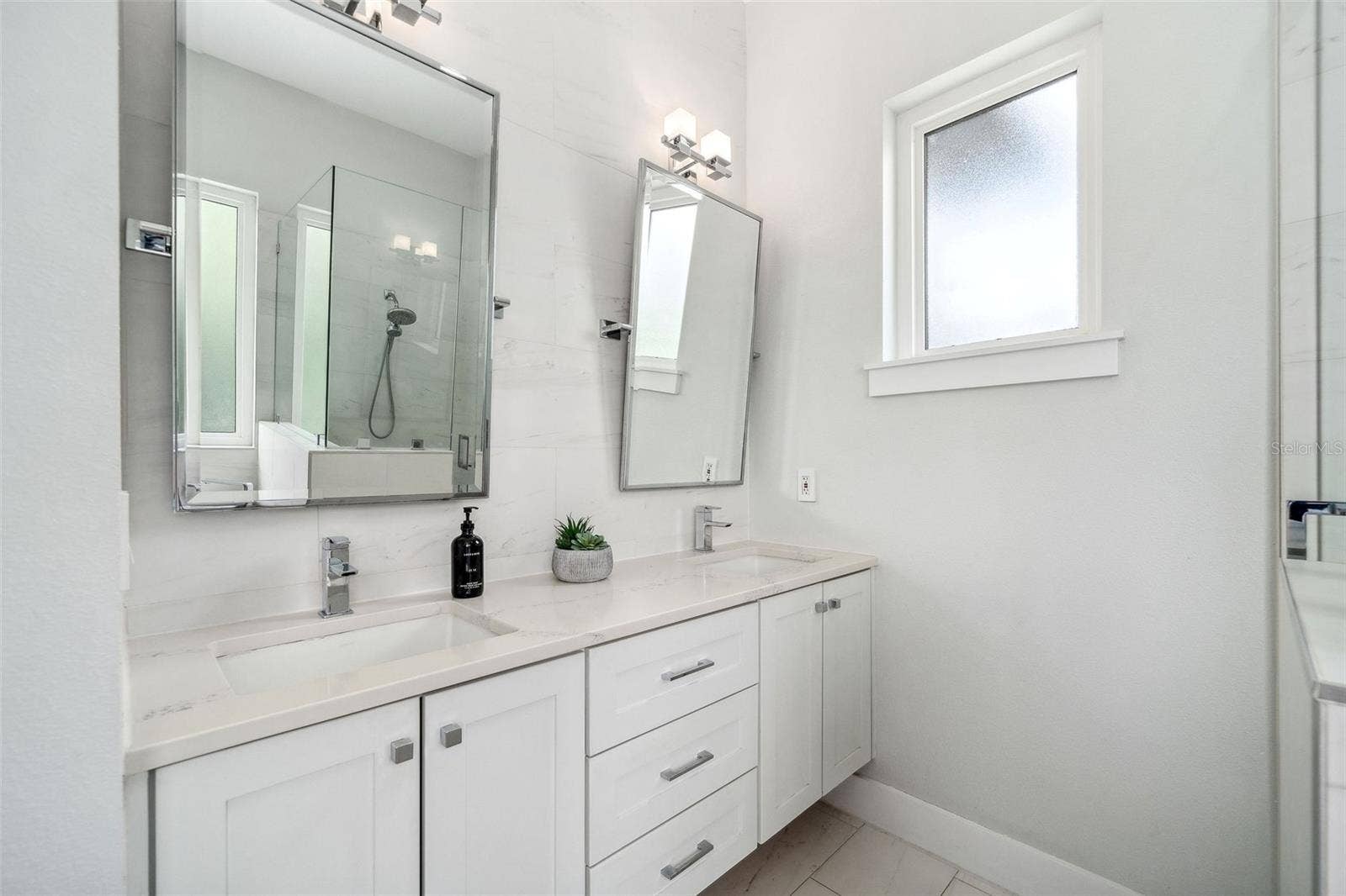 2407 LAFAYETTE AVENUE, Winter Park, FL 32789 Dual Sinks in Primary Bath