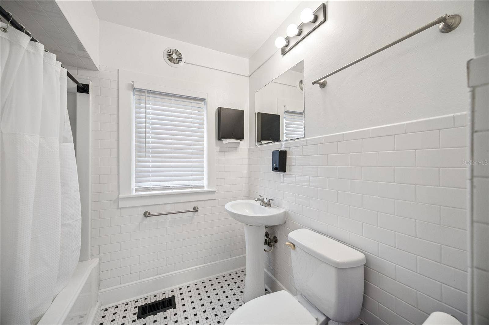 25 E PINECREST AVENUE, Eustis, FL 32726