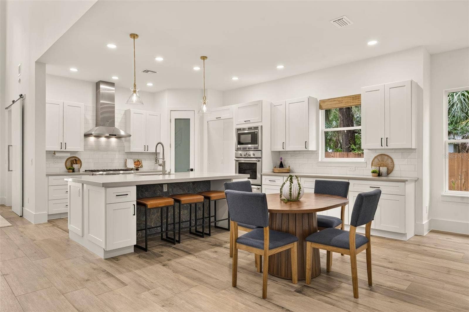 Spacious, bright kitchen & dinette area