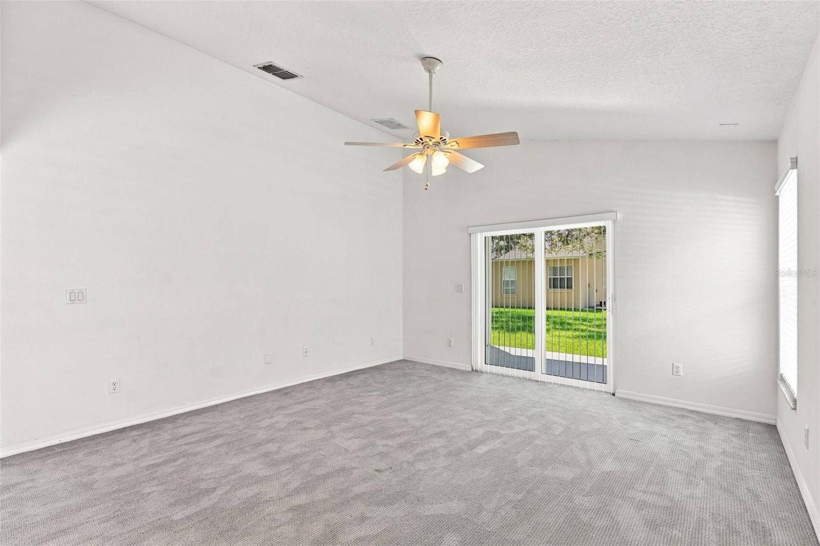1174 BEECH GROVE WAY, Orlando, FL 32828 Spacious Living Room with Ceiling Fan