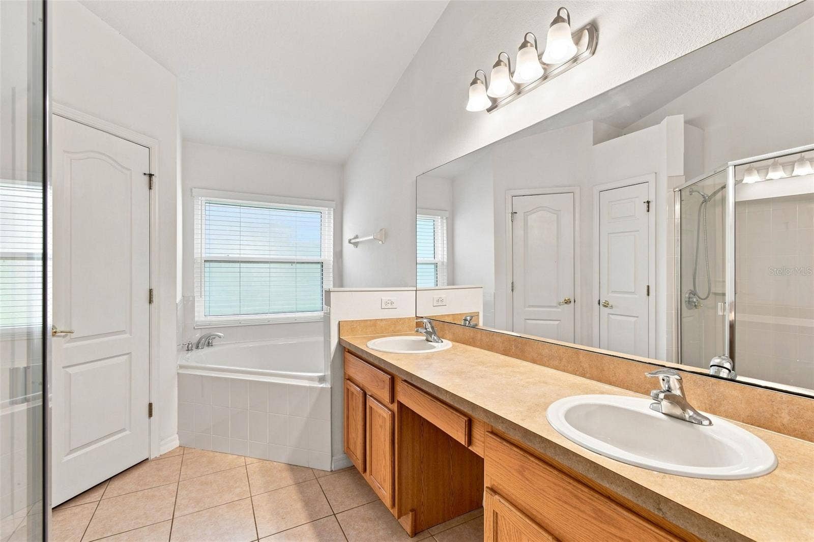 1174 BEECH GROVE WAY, Orlando, FL 32828 Primary Bath has Dual Vanities, Separate Shower and Tub