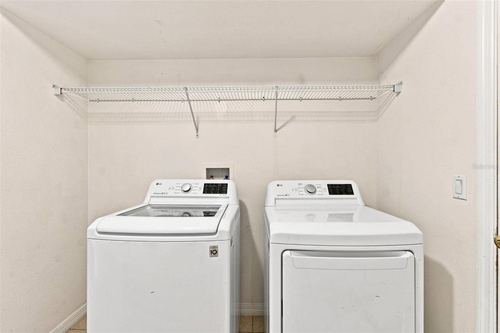 1174 BEECH GROVE WAY, Orlando, FL 32828 Large Laundry Room with Washer and Dryer