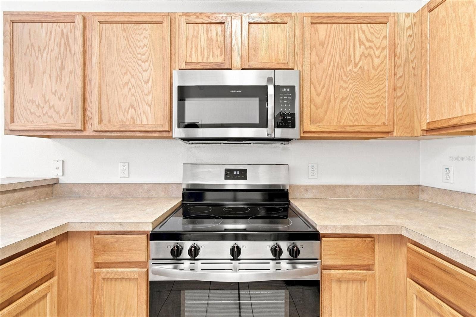 1174 BEECH GROVE WAY, Orlando, FL 32828 Brand New Microwave, Stove and Oven