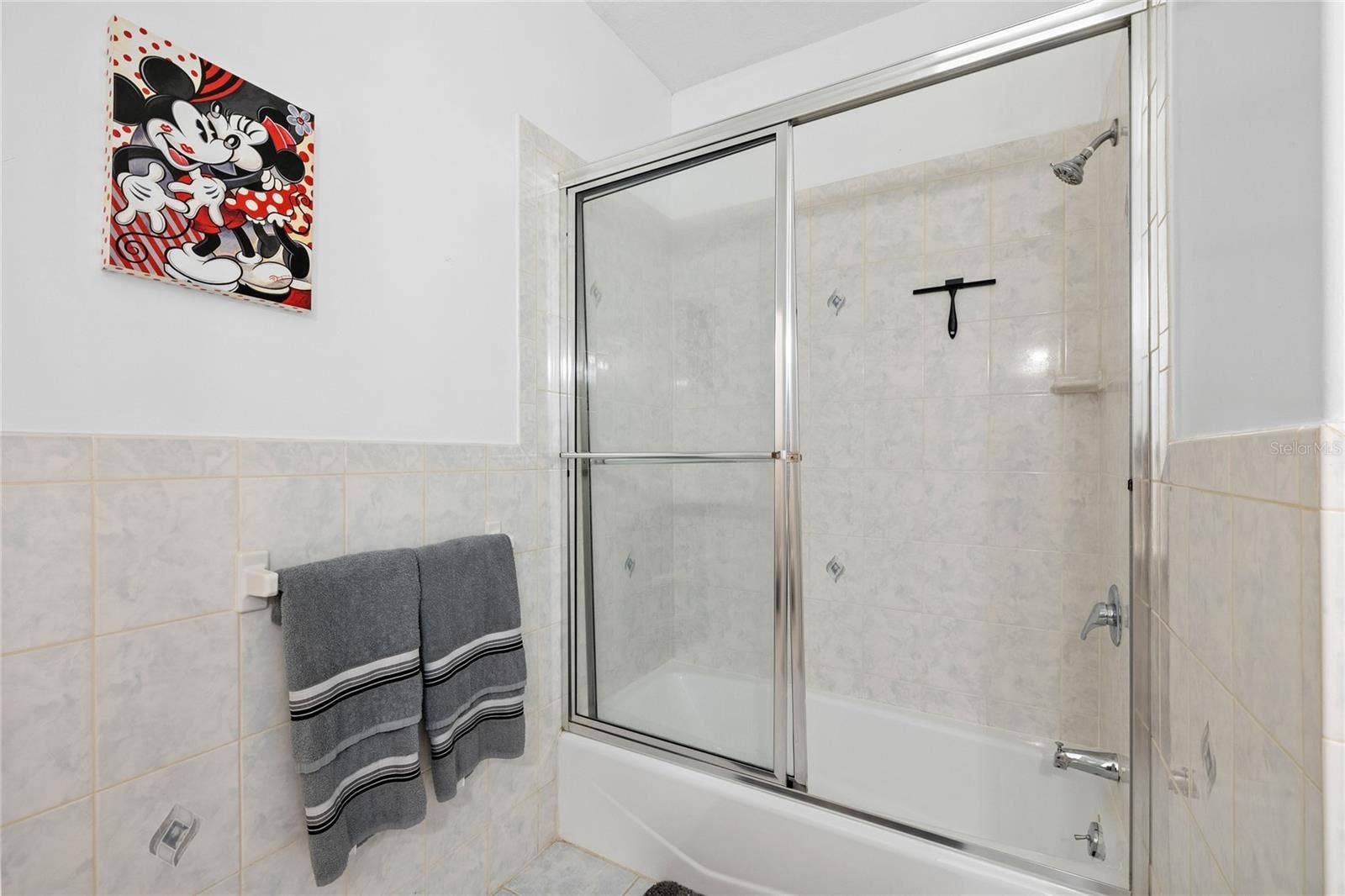 12901 PHILLIPS ROAD, Groveland, FL 34736 full bathroom number four in upstairs hallway serving bedrooms four and five
