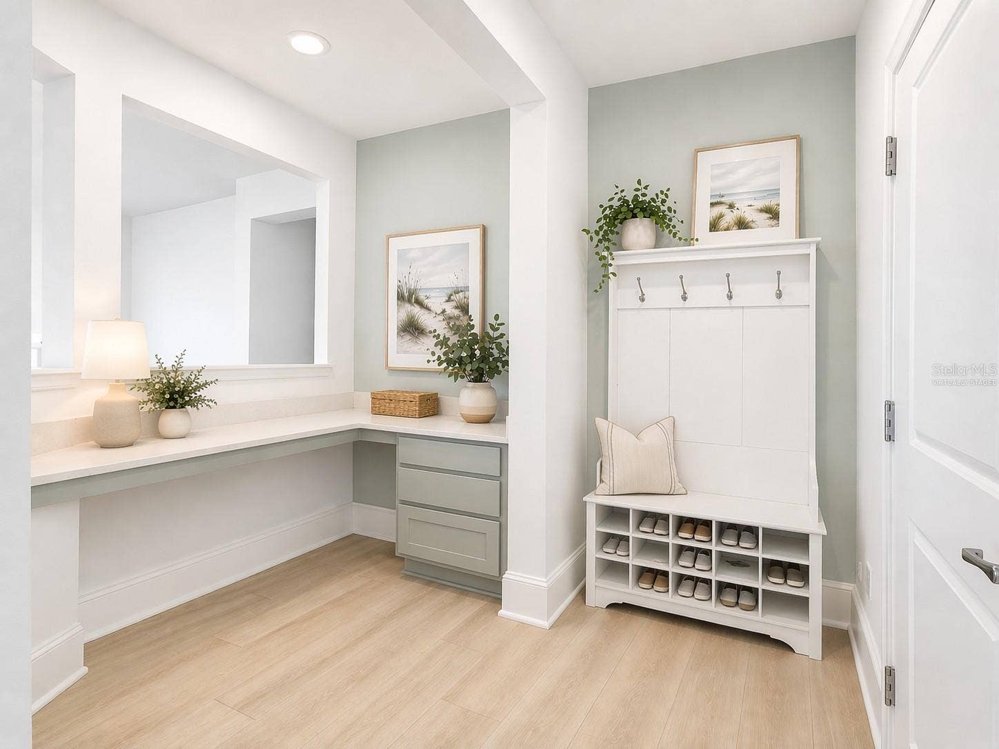 14048 LARKSPUR LAKE DRIVE, Winter Garden, FL 34787 14048 Larkspur Lake Dr - Virtually staged. Versatile drop zone featuring a built-in workspace for everyday organization.