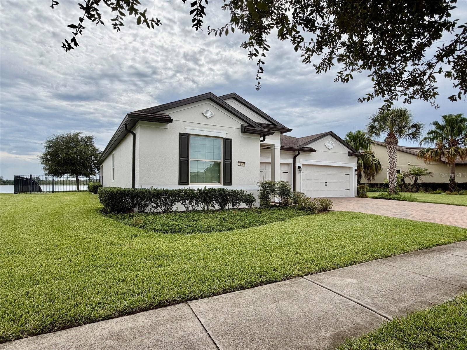 14048 LARKSPUR LAKE DRIVE, Winter Garden, FL 34787 14048 Larkspur Lake Dr - Side exterior showcasing the home's single-story design and generous lot.