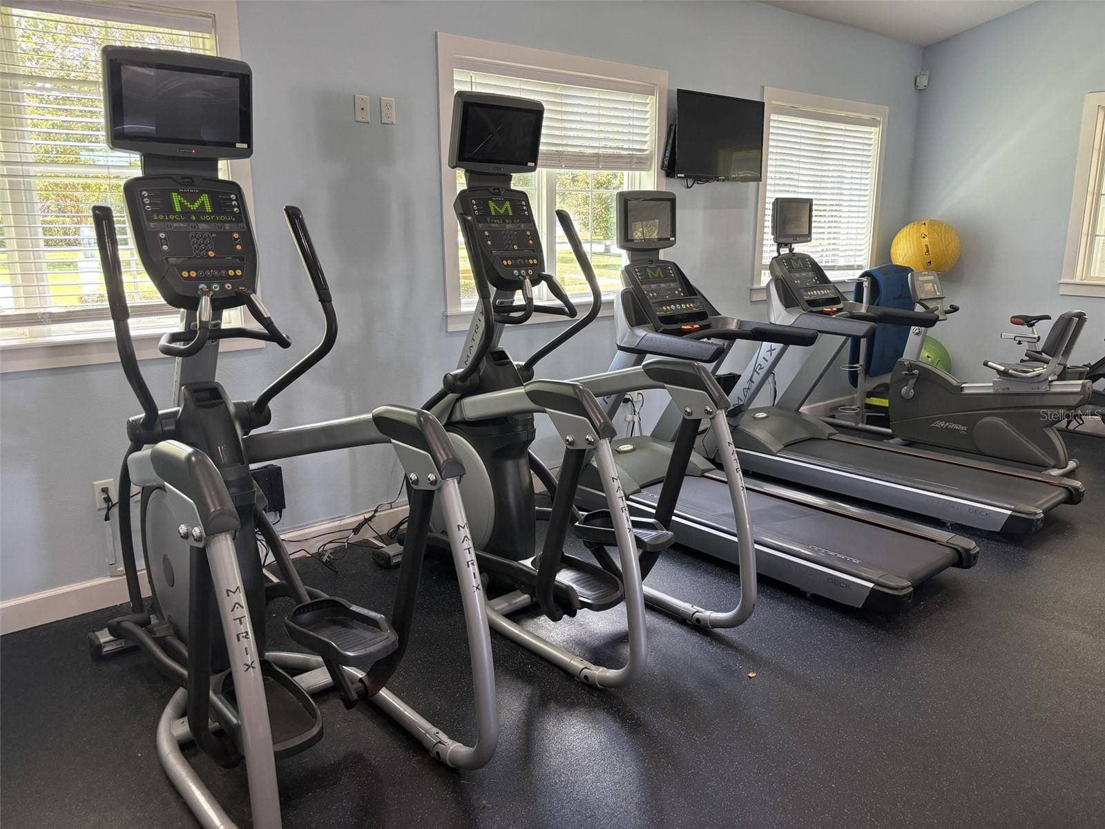 14048 LARKSPUR LAKE DRIVE, Winter Garden, FL 34787 14048 Larkspur Lake Dr - Lakeview Pointe fitness center with cardio equipment.