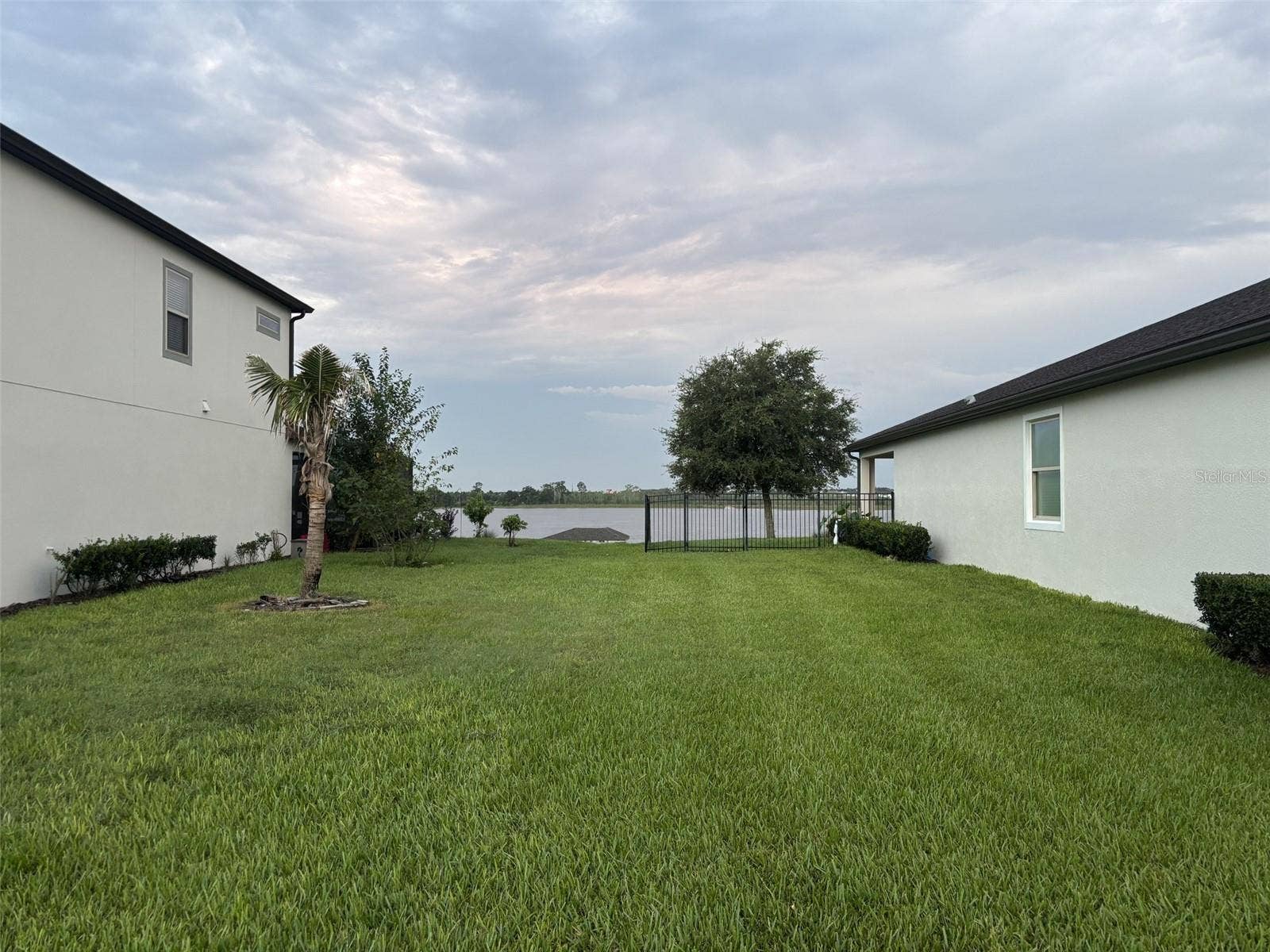14048 LARKSPUR LAKE DRIVE, Winter Garden, FL 34787 14048 Larkspur Lake Dr - Generous separation between neighboring homes provides added privacy and open space.