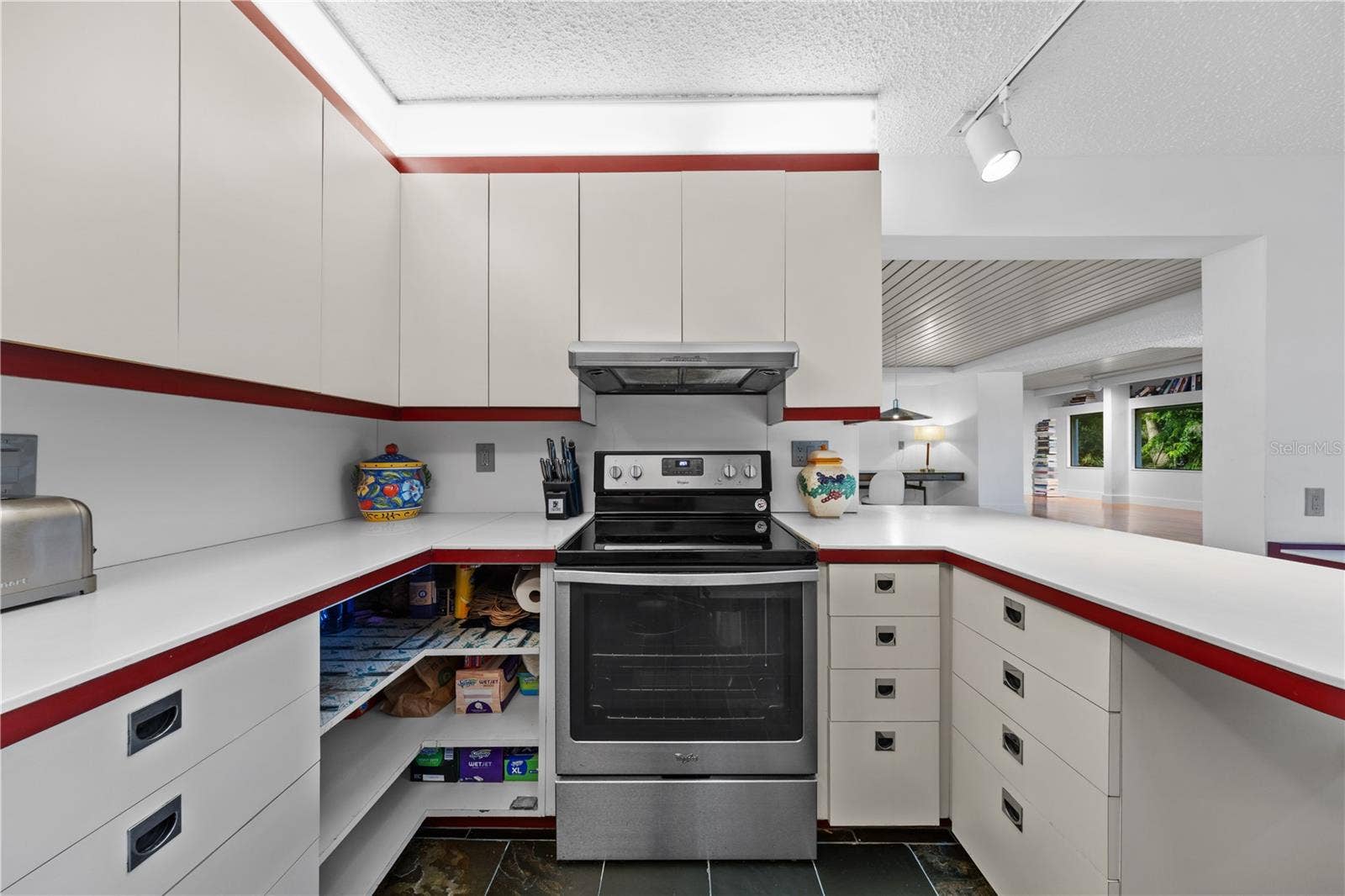 932 N HYER AVENUE, Orlando, FL 32803 932 N HYER AVENUE, Orlando, FL 32803