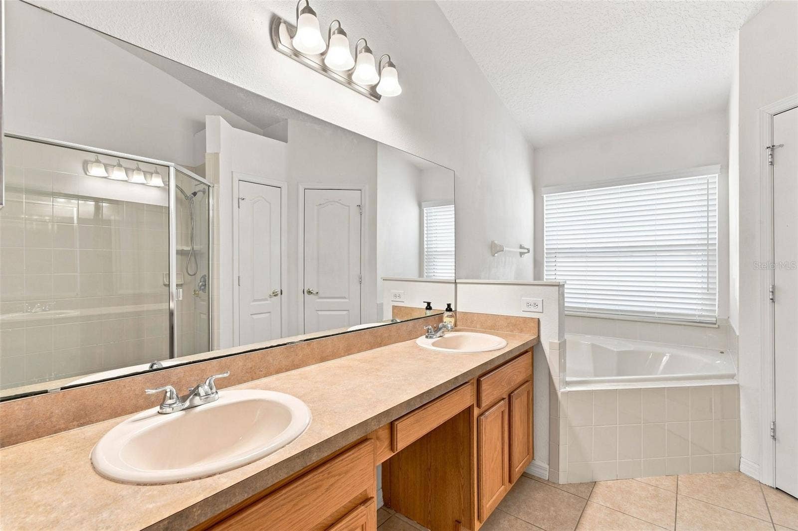 1151 BEECH GROVE WAY, Orlando, FL 32828 Owner's Bath with Dual Vanities, Separate Shower and Tub