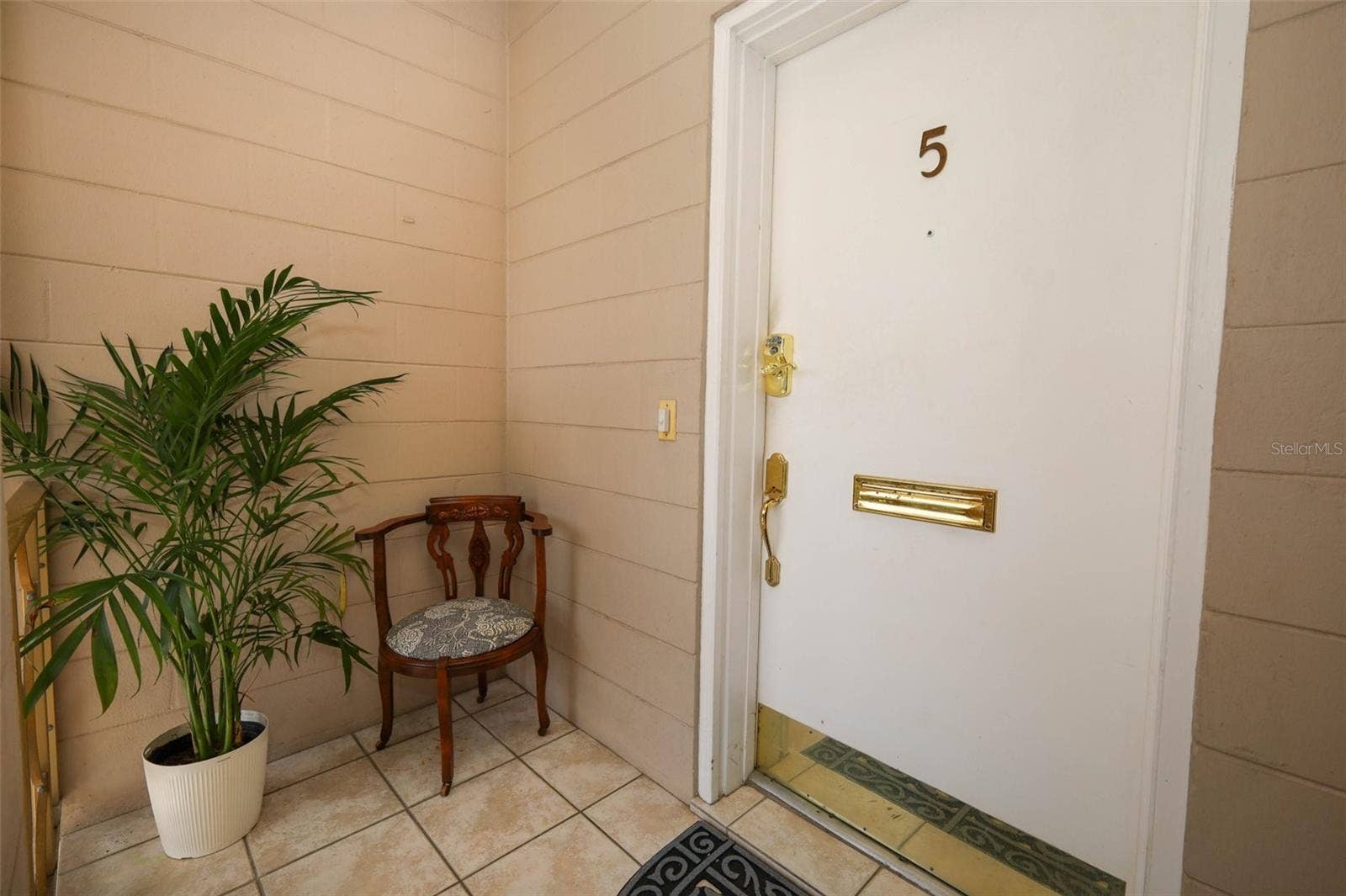 311 E MORSE BOULEVARD, #4-5, Winter Park, FL 32789 Hand delivered mail thru the front door.