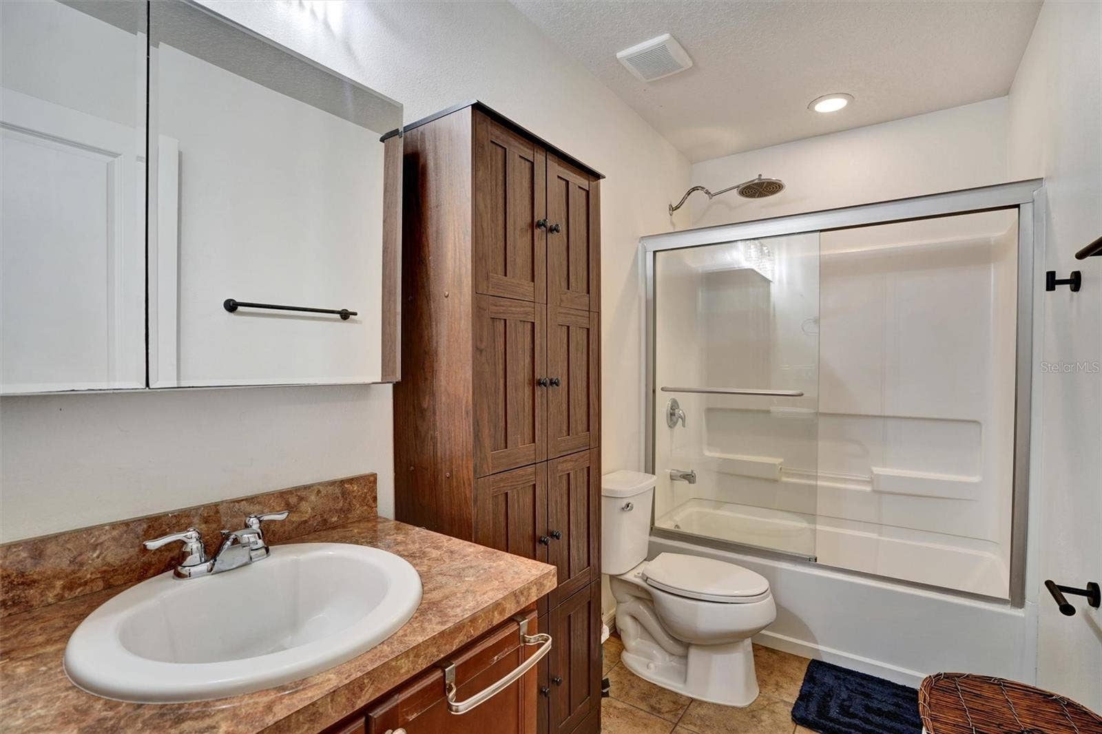 8111 PACIFIC LOON STREET, Winter Garden, FL 34787 Upstairs bathroom