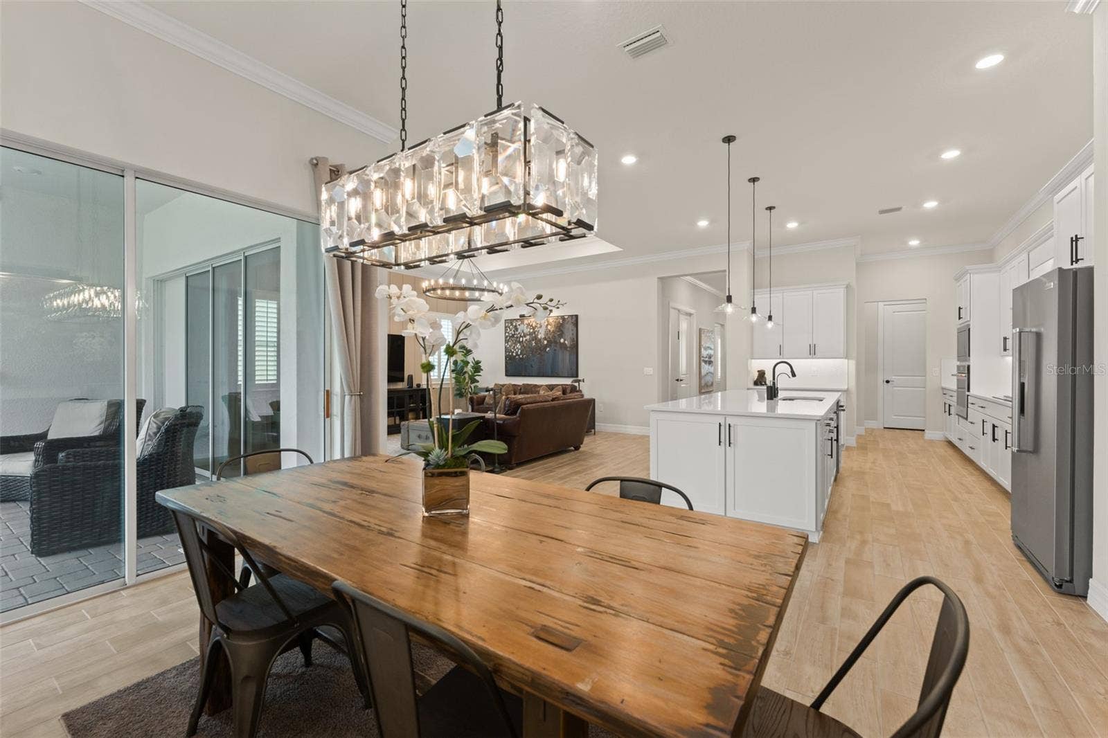 3292 WINDBEAM COURT, Winter Garden, FL 34787 Convenient access to the patio from the dining room.