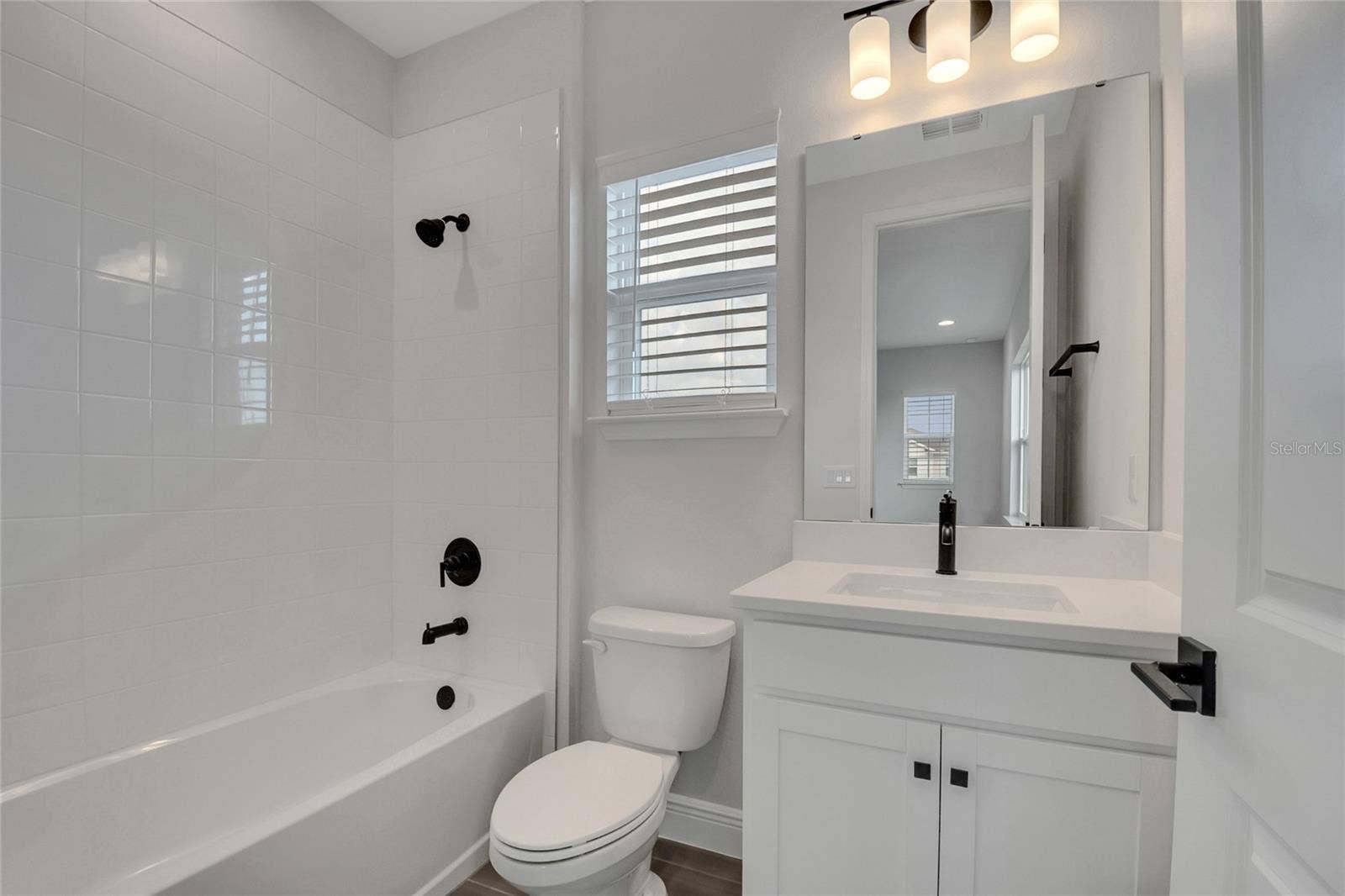 19062 BLUELEAF STREET, Orlando, FL 32827 upstairs bath