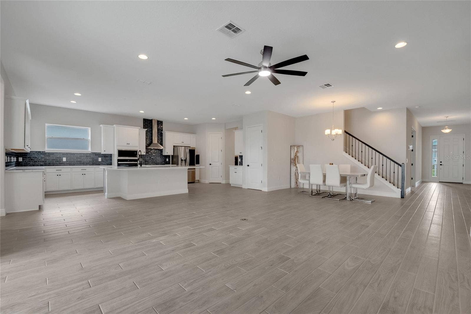 19062 BLUELEAF STREET, Orlando, FL 32827 kitchen/living