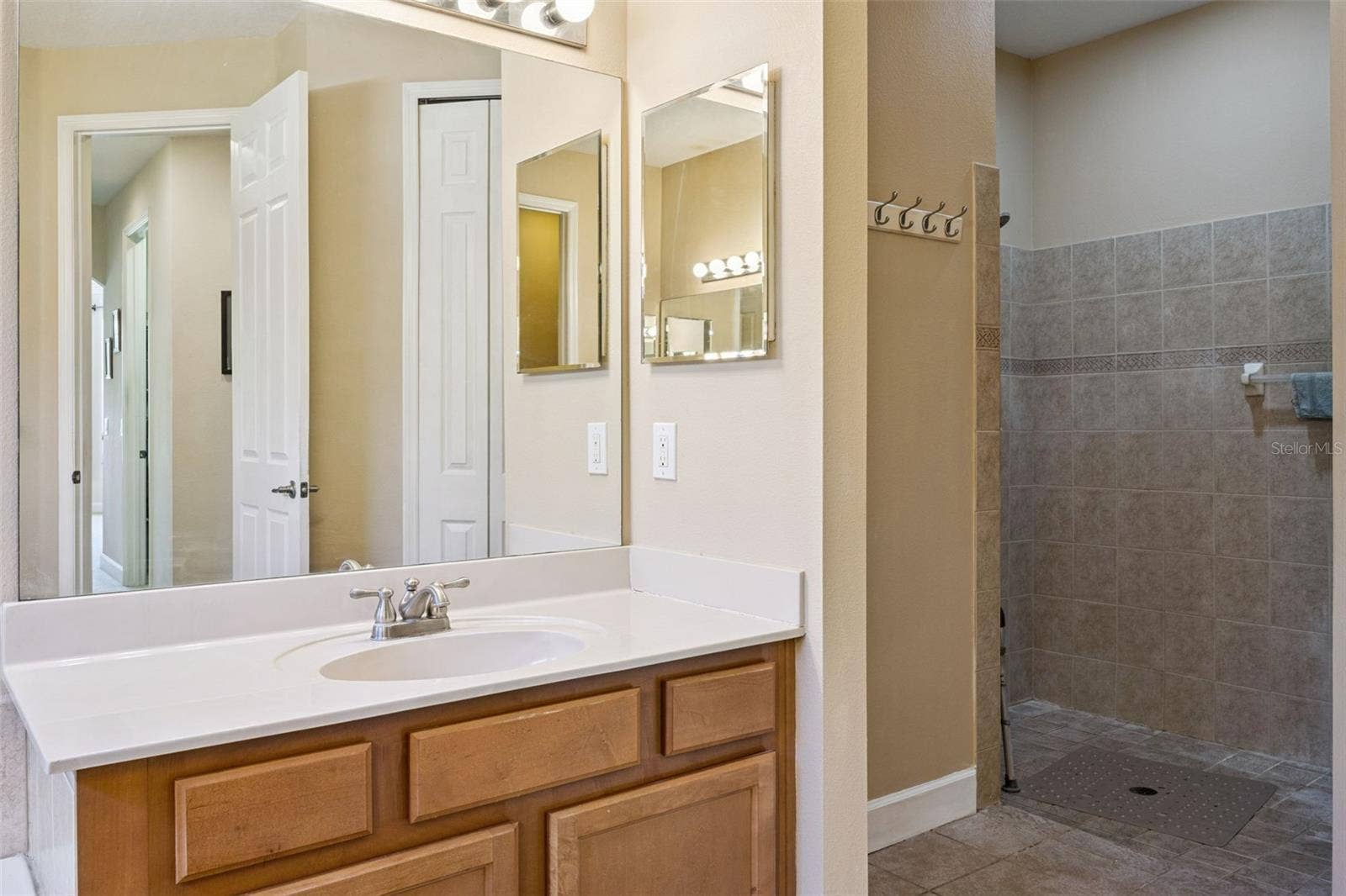 2040 HAWKS LANDING DRIVE, Orlando, FL 32820 2040 HAWKS LANDING DRIVE, Orlando, FL 32820
