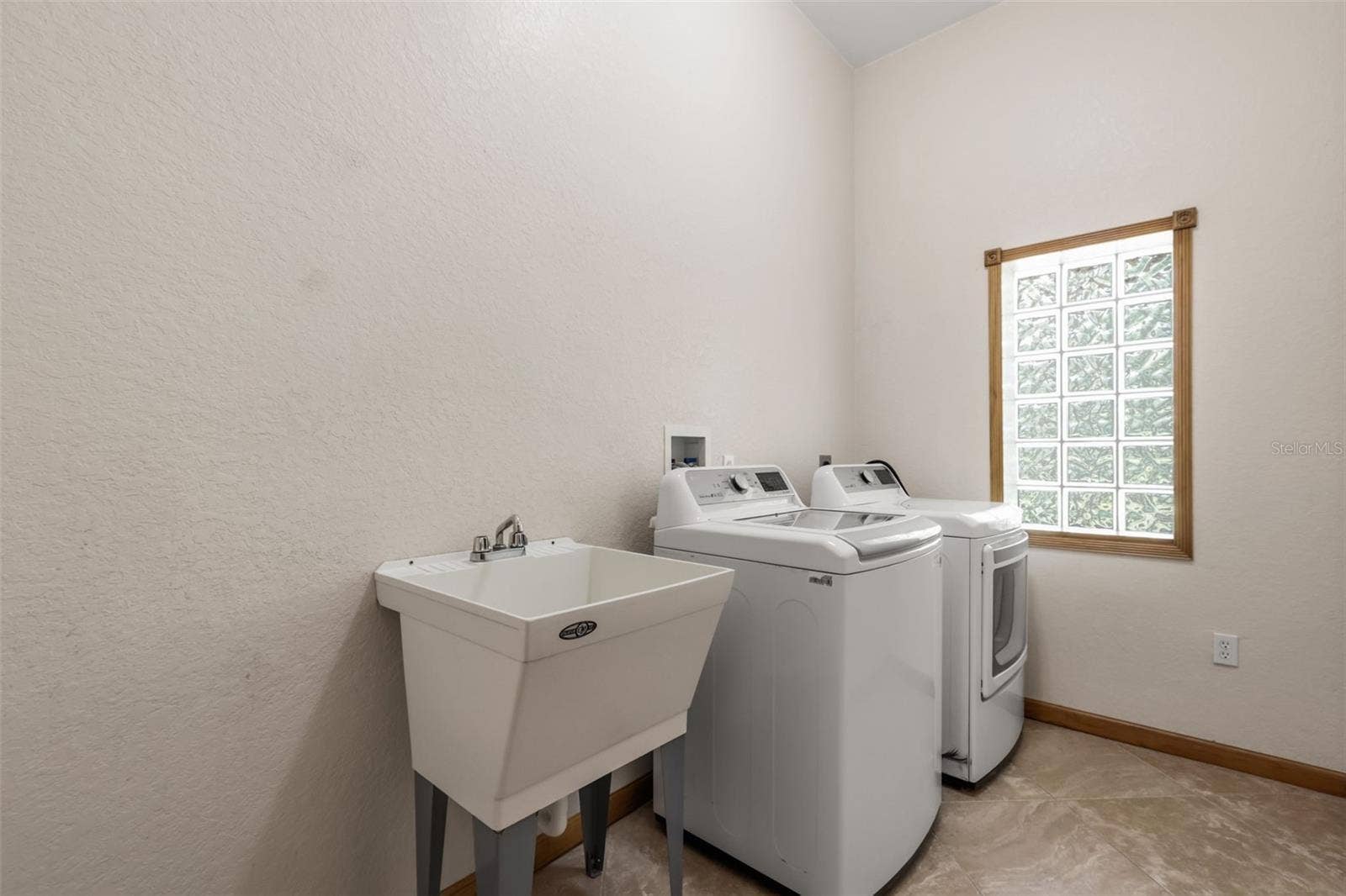 1685 MANOR WAY, Deland, FL 32720 1685 MANOR WAY, Deland, FL 32720