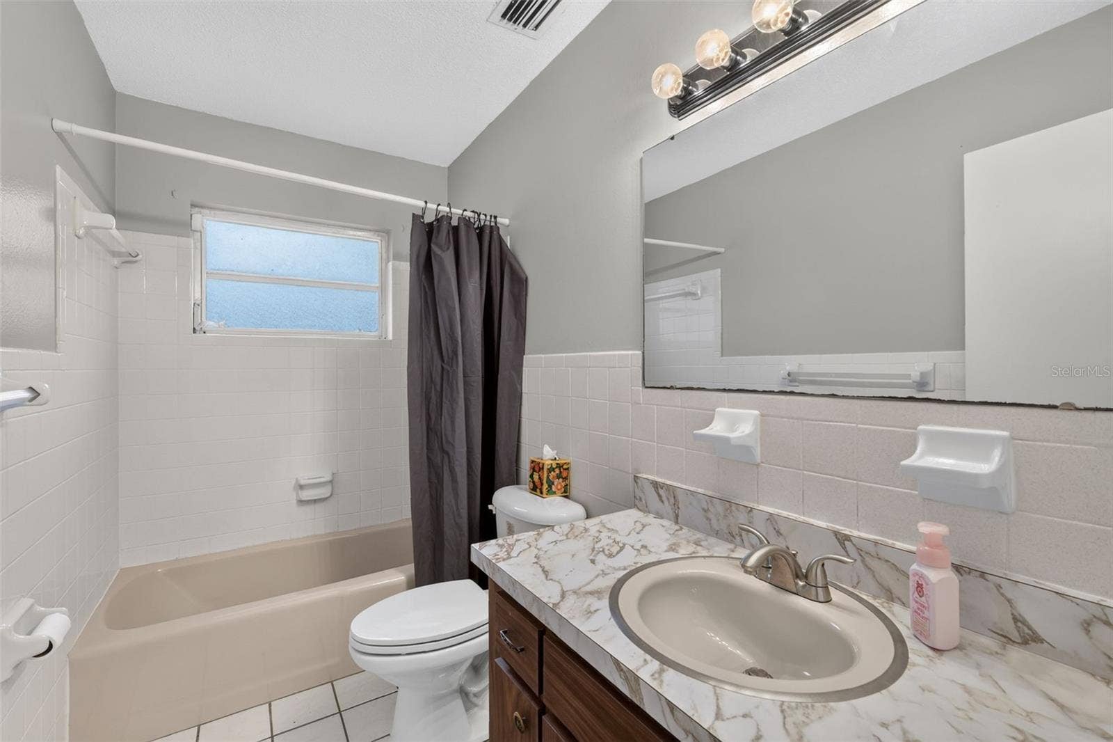 1305 ORANGE AVENUE, Tavares, FL 32778 Full Guest Bathroom Conveniently Located Next to the Second Bedroom