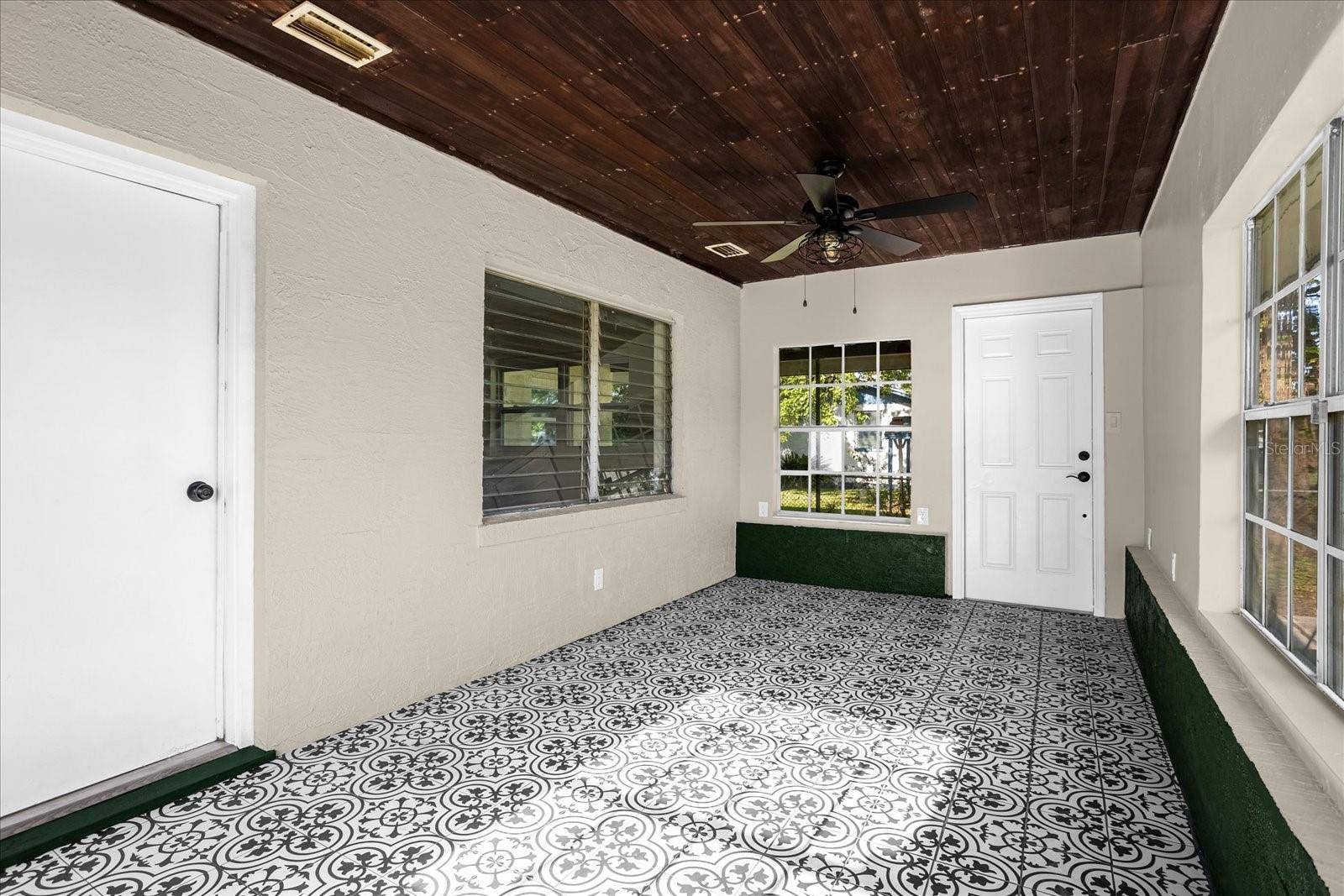 Enclosed A/Cd porch
