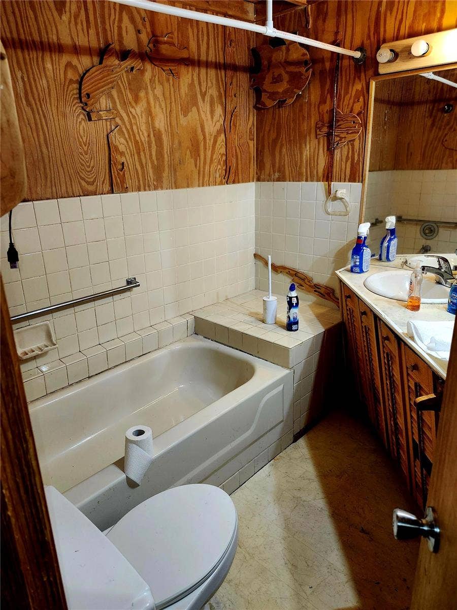 Bathroom (upstairs)