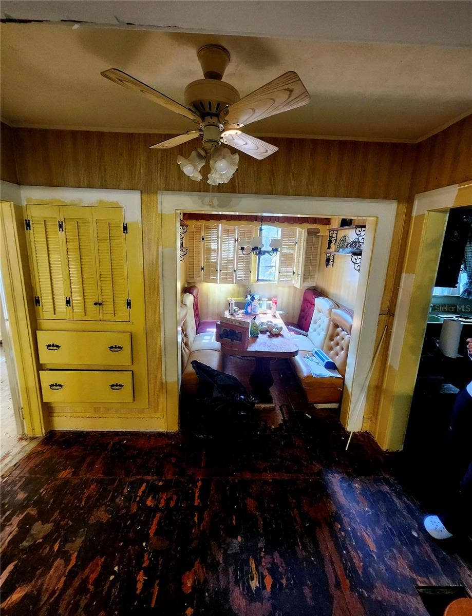 Breakfast Nook (upstairs)