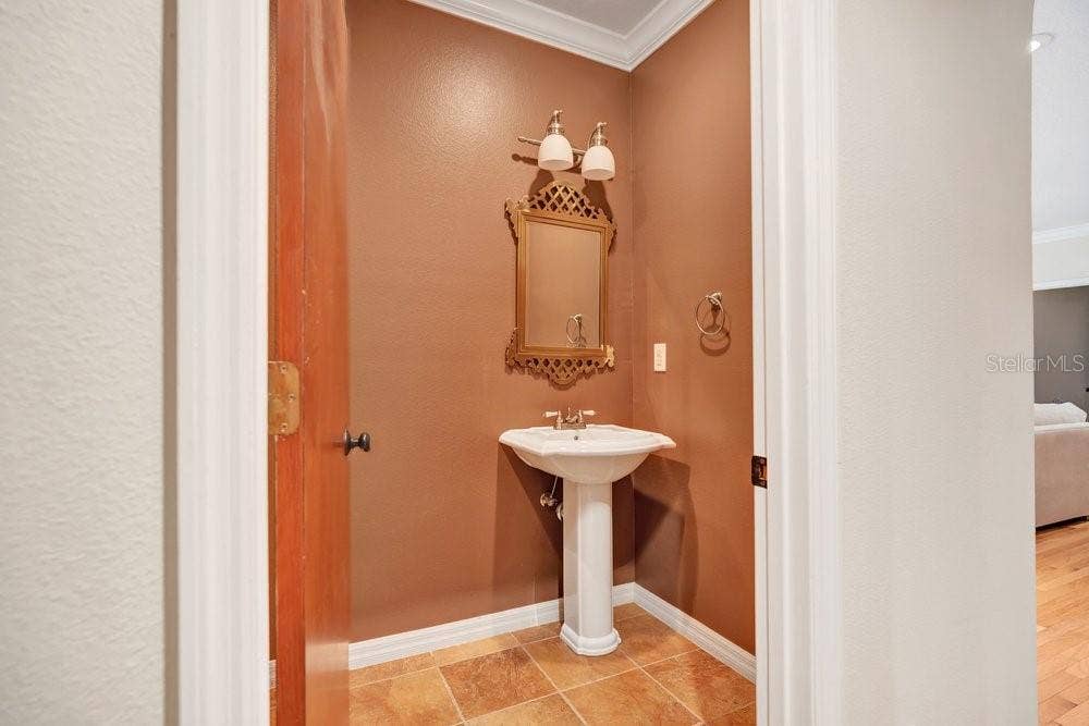 601 WESTMINSTER STREET, Orlando, FL 32803 Half bath off Kitchen and Family Room