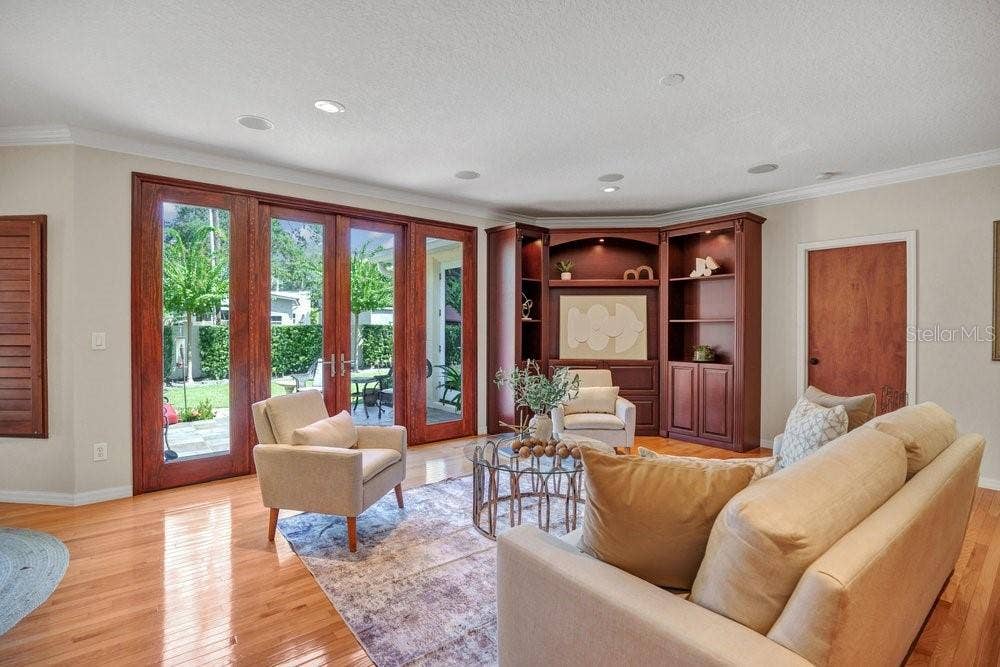 601 WESTMINSTER STREET, Orlando, FL 32803 Large Family Room with patii access