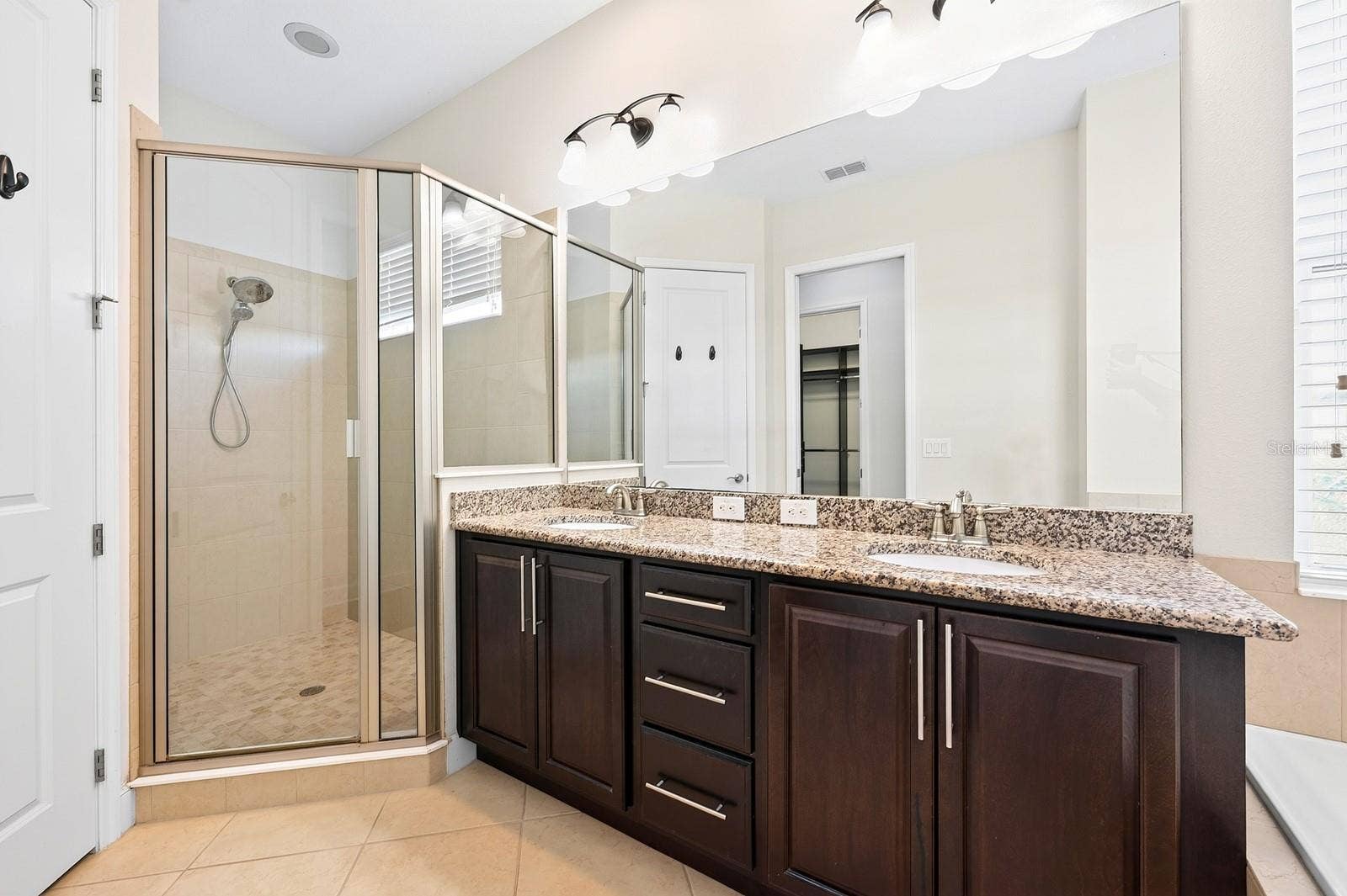 Primary en-suite bath.