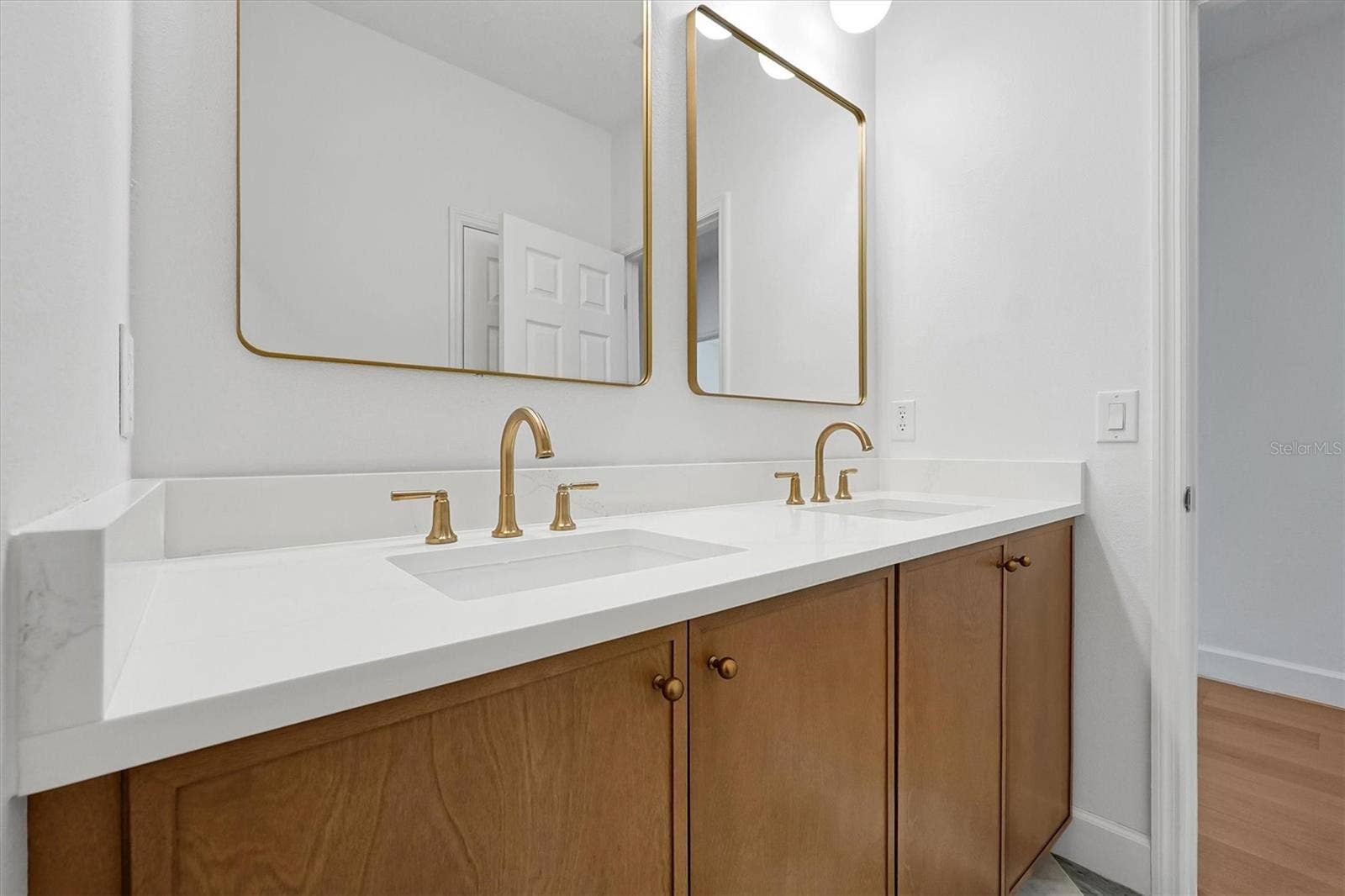 4036 HAWS LANE, Orlando, FL 32814 Shared bathroom