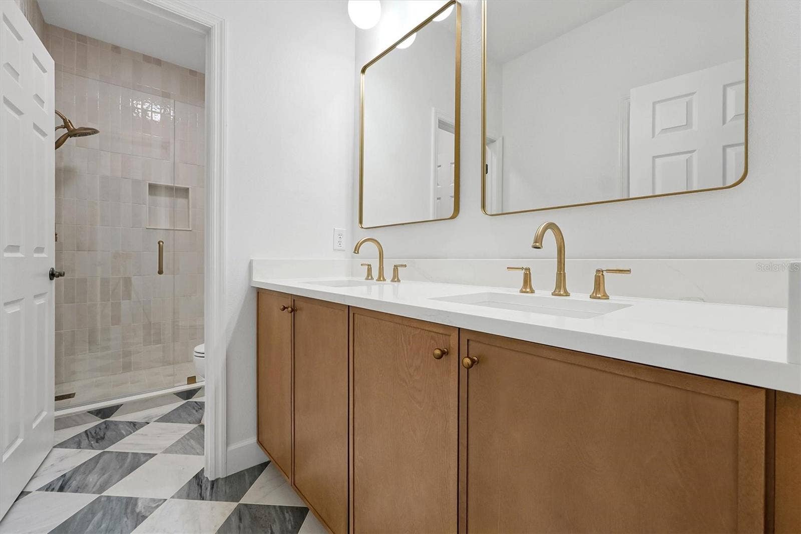 4036 HAWS LANE, Orlando, FL 32814 Shared bathroom