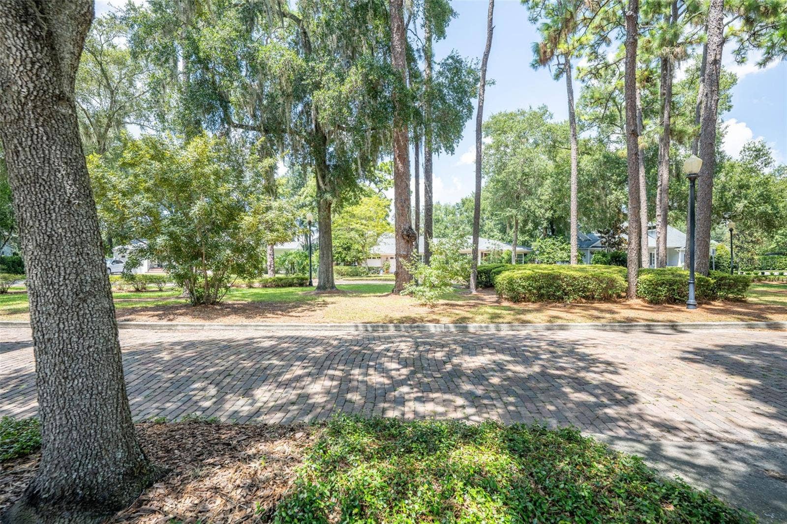 150 E READING WAY, Winter Park, FL 32789 Park with street lamps