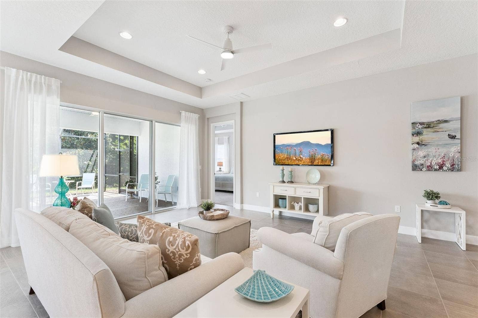 15' x 19'6" Great Room w/ a tray ceiling, recessed lighting & a ceiling fan