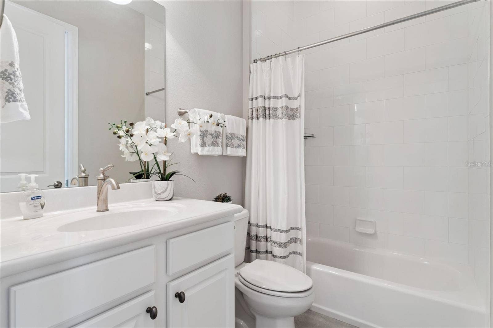 Guest bathroom w/ tub/shower combo