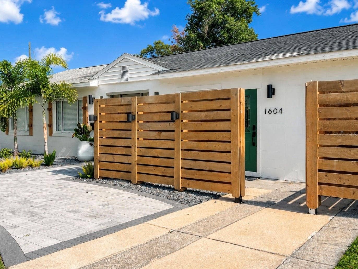 1604 BRYN MAWR STREET, Orlando, FL 32804 Private courtyard entrance to Mother-In-Law suite