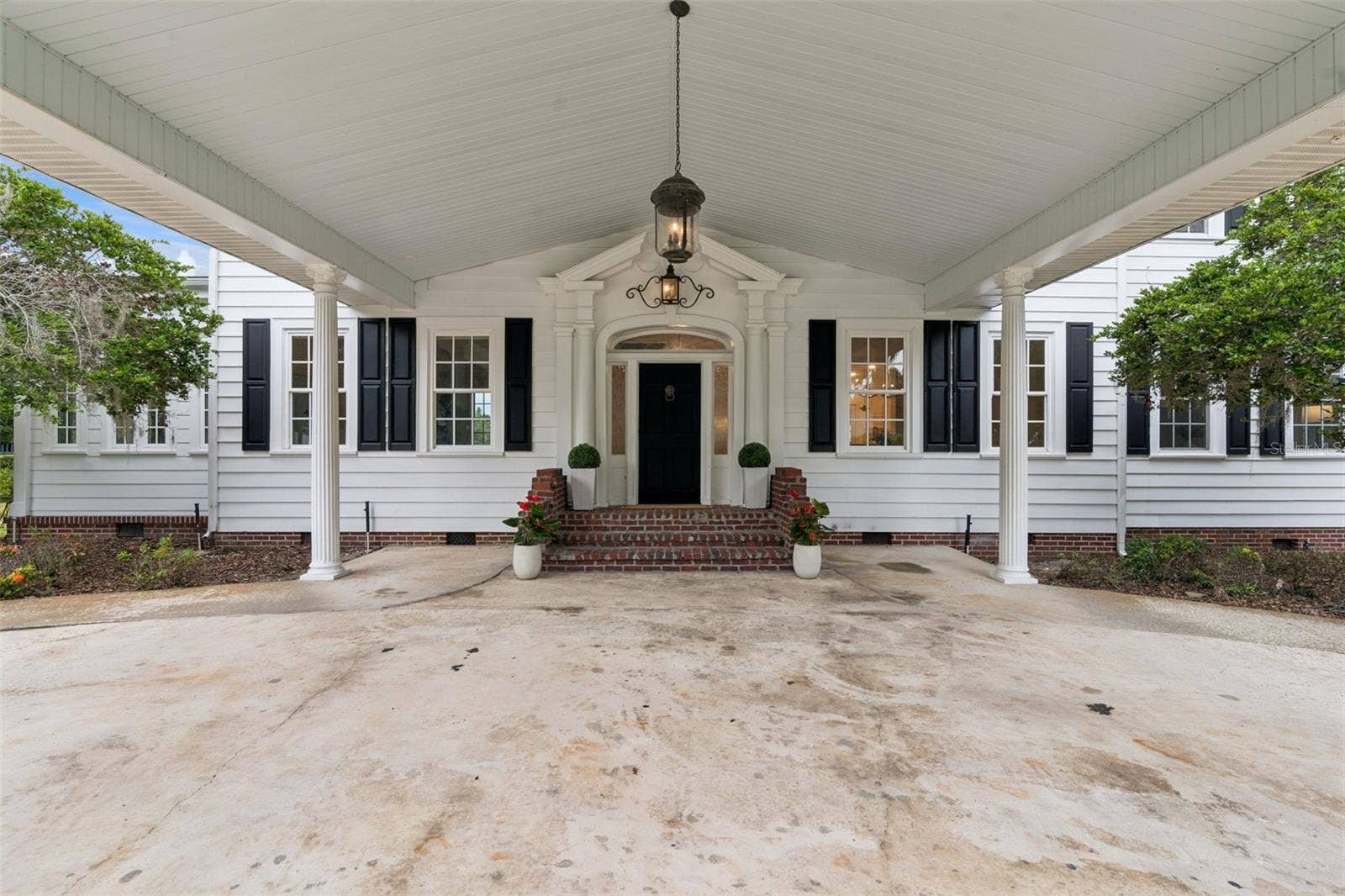 Exterior, Circular Driveway