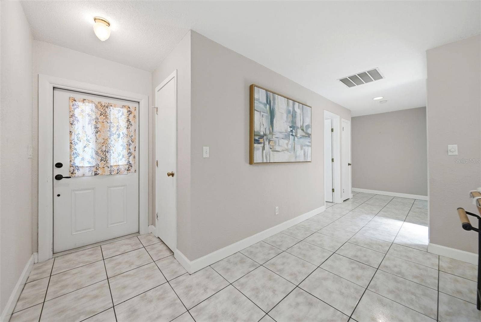 1540 E HORATIO AVENUE, Maitland, FL 32751 Light and bright entry.