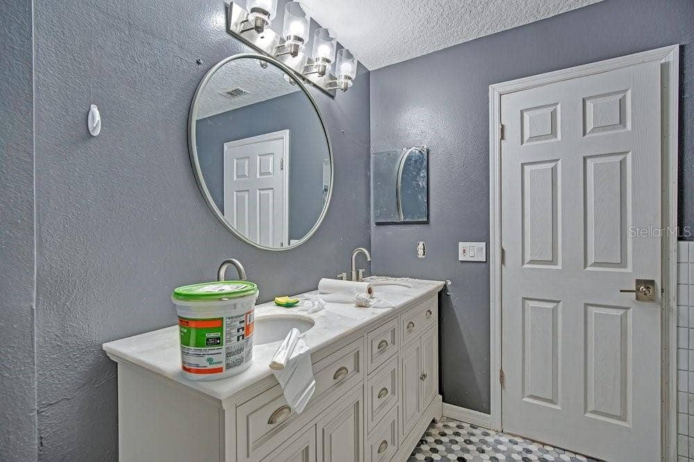 3743 GATLIN WOODS DRIVE, Orlando, FL 32812 Upstairs Bath