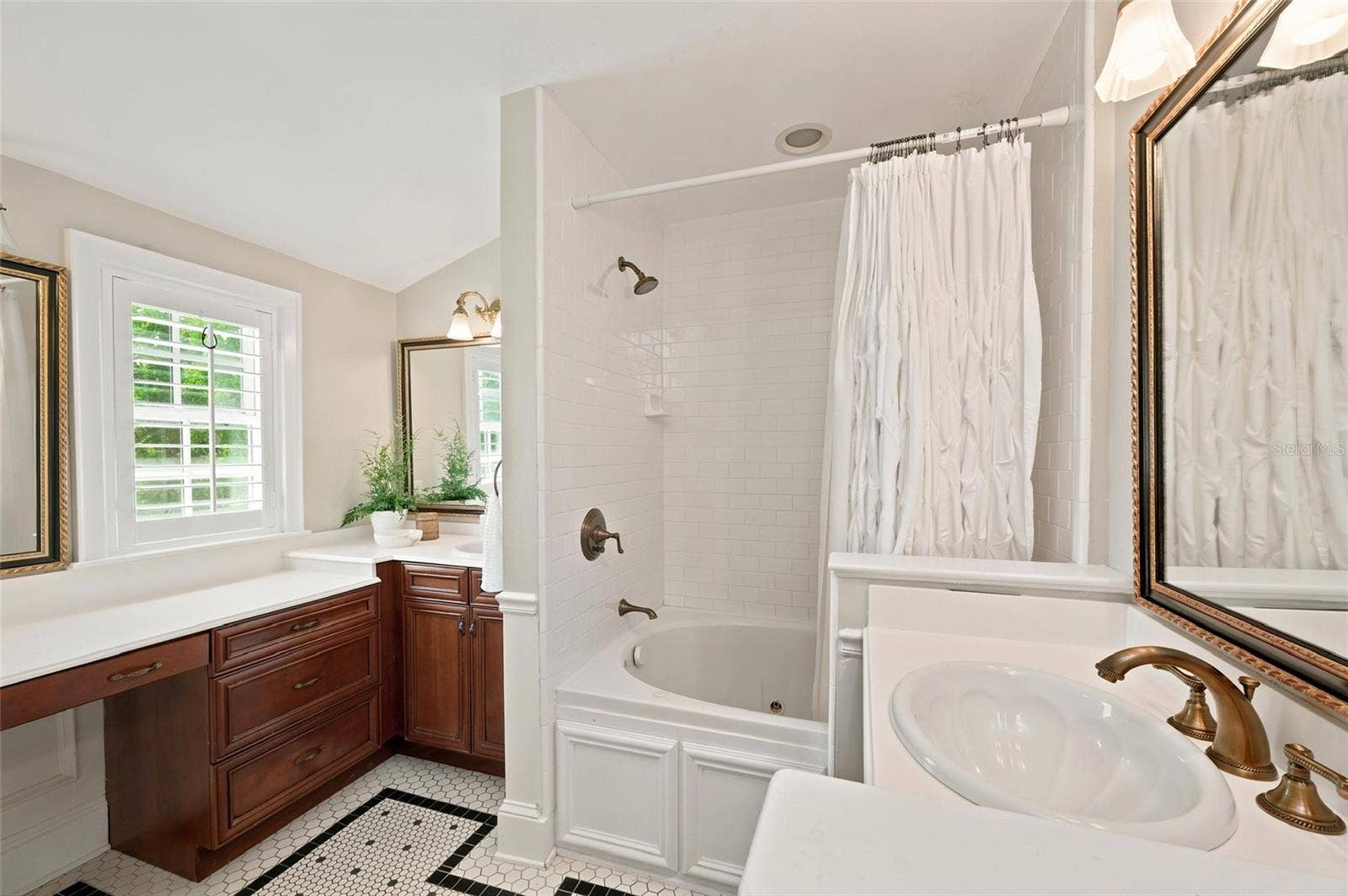 1221 DORCHESTER STREET, Orlando, FL 32803 Second-Floor Primary Bath