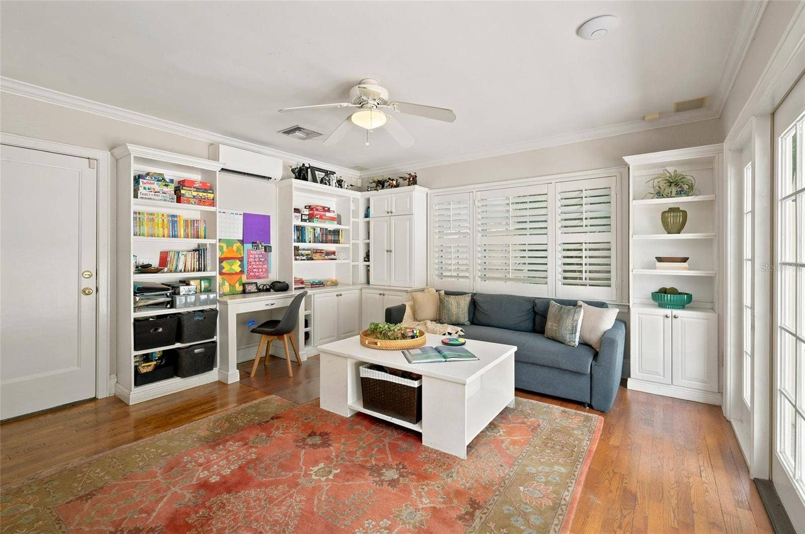 1221 DORCHESTER STREET, Orlando, FL 32803 Family Room with Built-In Cabinetry
