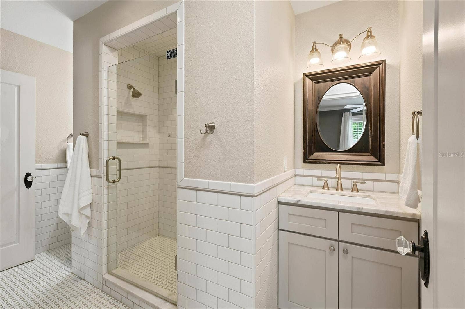 1221 DORCHESTER STREET, Orlando, FL 32803 Jack-and-Jill-Style Full Bath