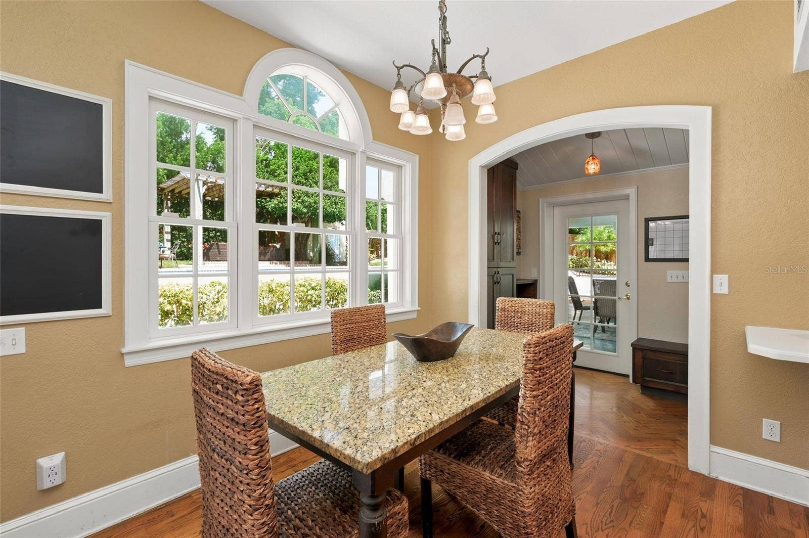 1221 DORCHESTER STREET, Orlando, FL 32803 Casual Eat-In Area with Pool Views
