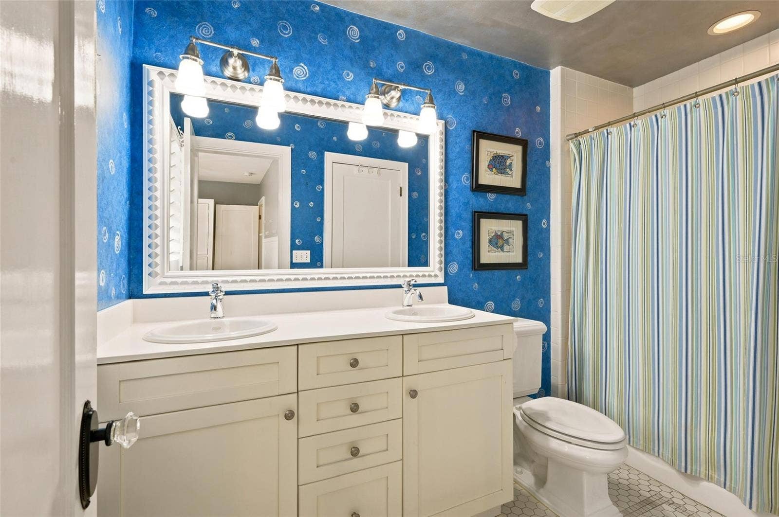 1221 DORCHESTER STREET, Orlando, FL 32803 Jack-and-Jill-Style Full Bath