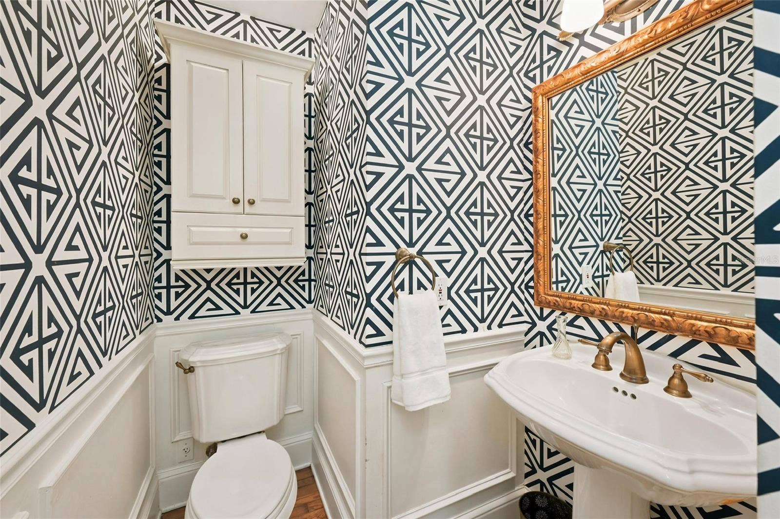 1221 DORCHESTER STREET, Orlando, FL 32803 Stylish Additional Powder Bath