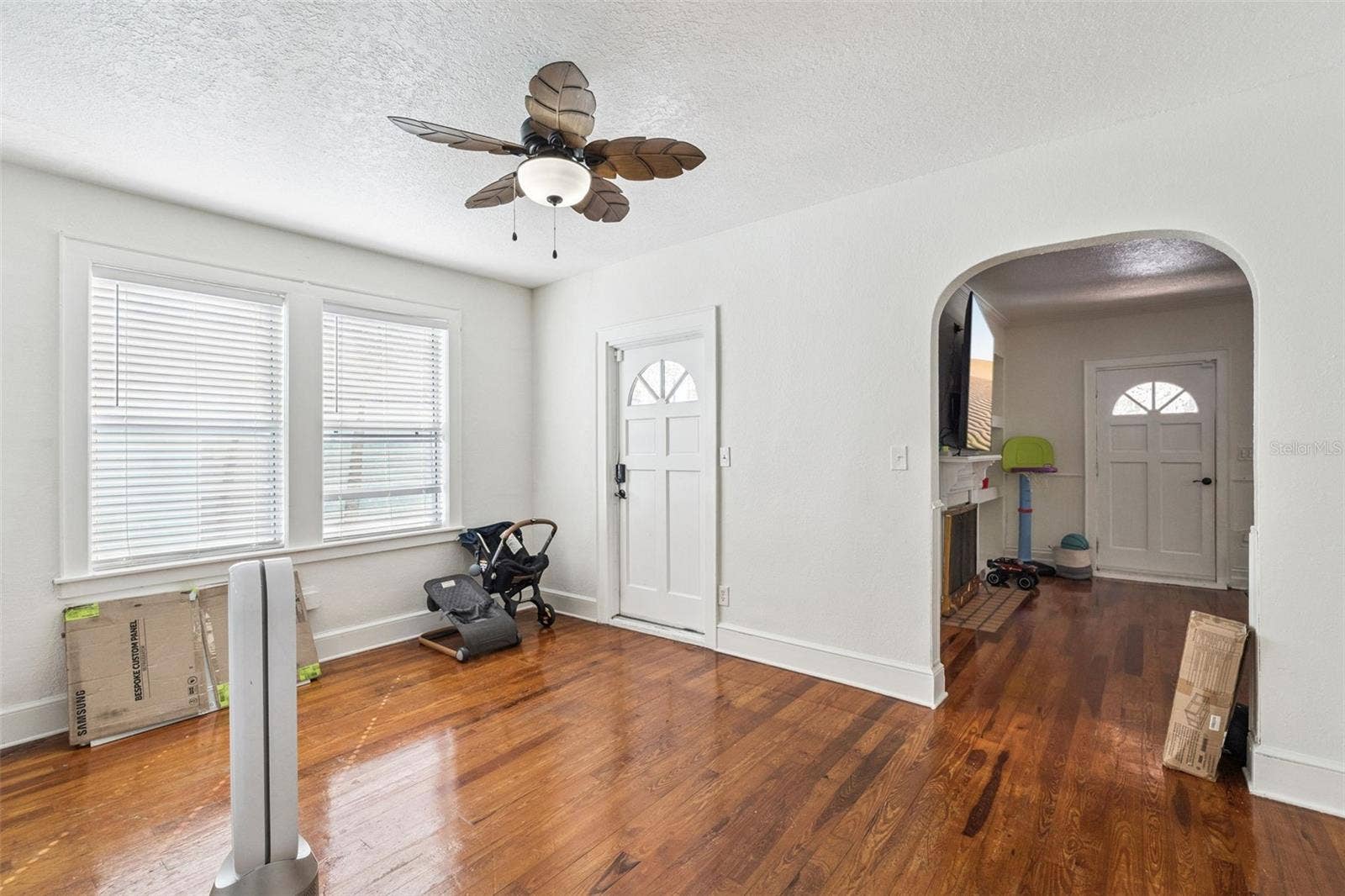 317 E MAIN STREET, Tavares, FL 32778