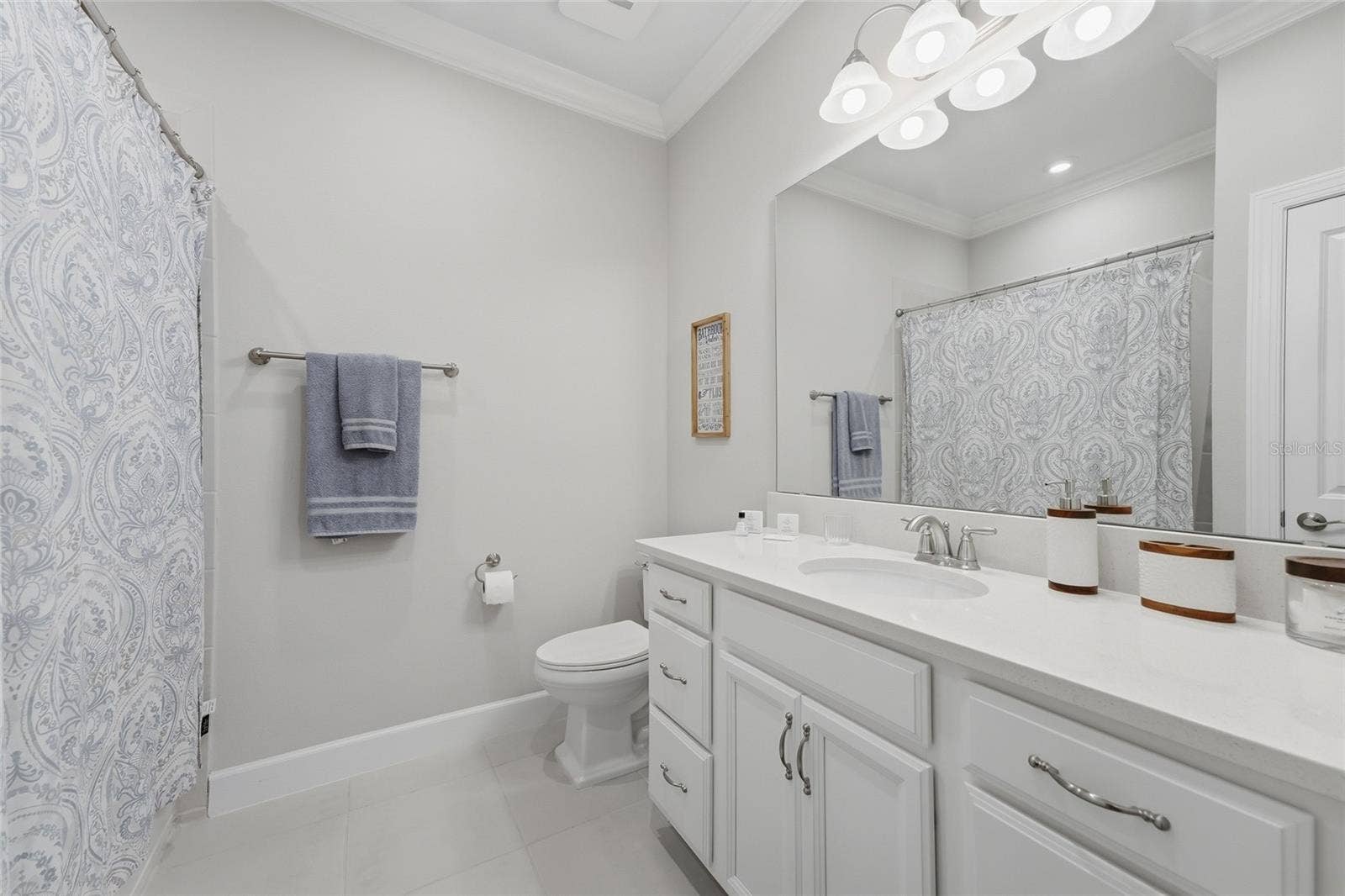 Guest ensuite bath w/tub/shower combo